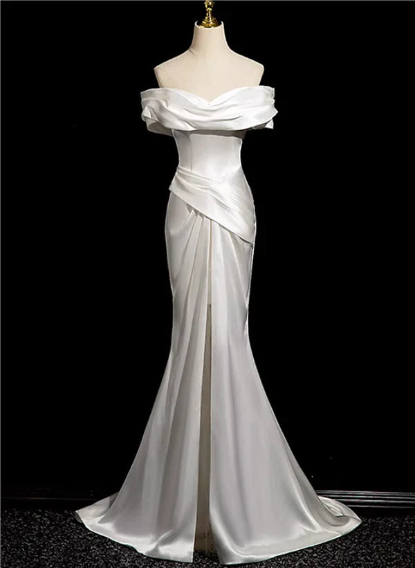 Weißes Meerjungfrauen-Satin-Abendkleid mit schulterfreiem, gerafftem Rock und Raffungen