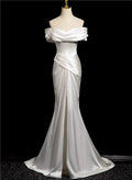 Weißes Meerjungfrauen-Satin-Abendkleid mit schulterfreiem, gerafftem Rock und Raffungen