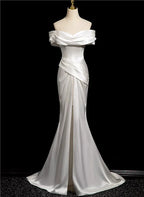 Weißes Meerjungfrauen-Satin-Abendkleid mit schulterfreiem, gerafftem Rock und Raffungen