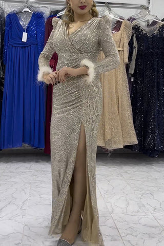 Vestido largo de noche con abertura y mangas con ribete de plumas y lentejuelas de Sparkle World 