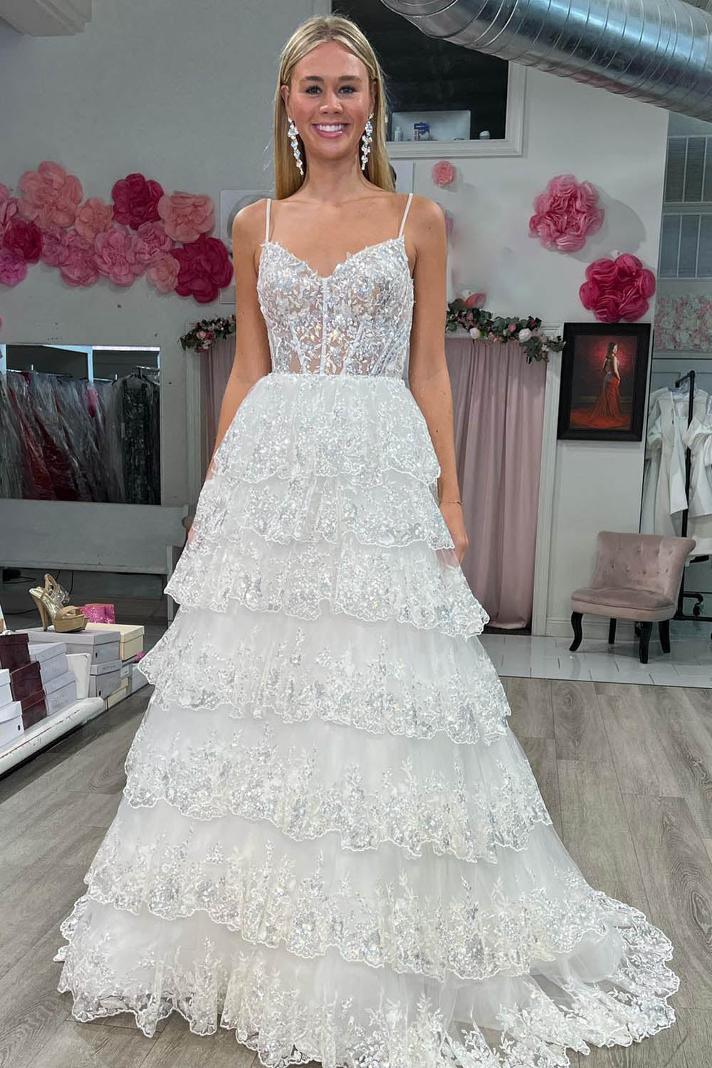 A-Linien-Abendkleid mit Spaghettiträgern und Stufenrock aus Spitze