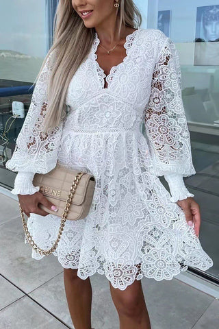Vestido mini de lujo con mangas abullonadas, encaje de crochet floral y debut 