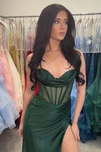 Impresionante vestido de fiesta de sirena con tirantes finos, corsé y cuentas, con abertura alta.
