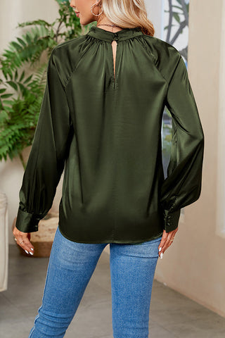 Blusa de satén con cuello abierto y diseño de planes de vuelo VIP 
