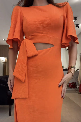 New Level of Beauty – Rückenfreies Maxikleid mit Glockenärmeln und Cut-Out-Taille 