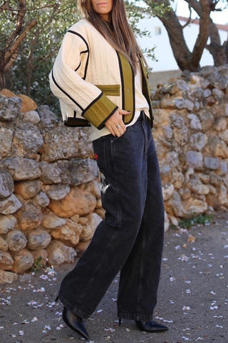 Langärmliger Baumwollmantel mit kontrastierenden Taschen und Knöpfen 