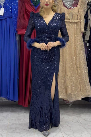 Vestido largo de noche con abertura y mangas con ribete de plumas y lentejuelas de Sparkle World 