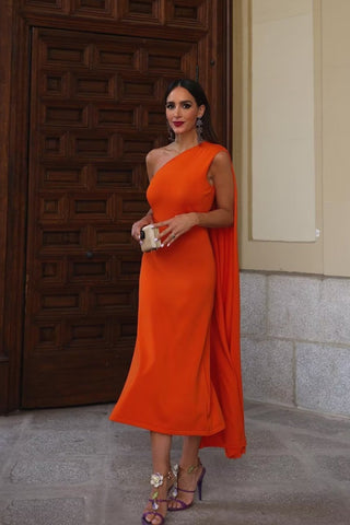 Vestido midi de punto con capa y un solo hombro de Laura 