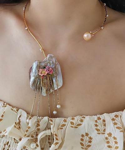 Collar con colgante de borla floral de circonita y perla asimétrica de plata esterlina dorada Vogue 