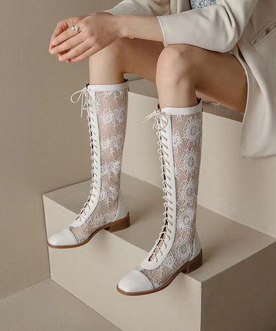 Schicke weiße, ausgehöhlte Schnürstiefel mit dicker Sohle 