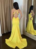 Einfaches rückenfreies Satin-Abendkleid mit Schleppe