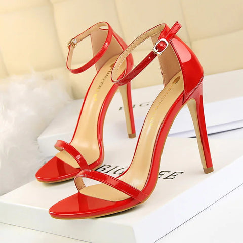 Sandalias de verano de estilo europeo con tacones súper altos y punta abierta de charol, tacones sexis para discoteca para mujer 
