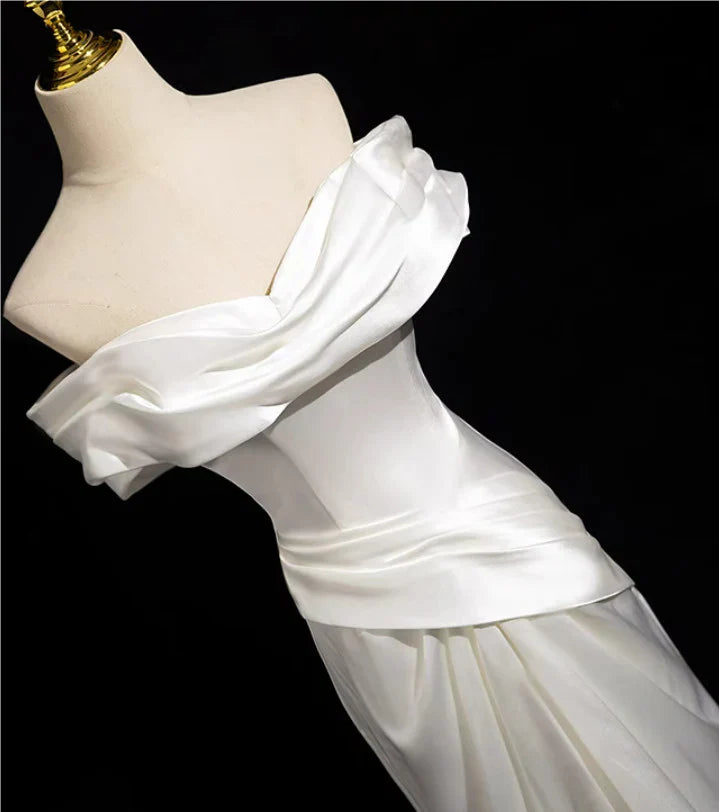 Weißes Meerjungfrauen-Satin-Abendkleid mit schulterfreiem, gerafftem Rock und Raffungen