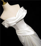 Weißes Meerjungfrauen-Satin-Abendkleid mit schulterfreiem, gerafftem Rock und Raffungen