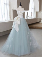 Vestido de fiesta largo sin tirantes de tul azul con encaje en forma de A