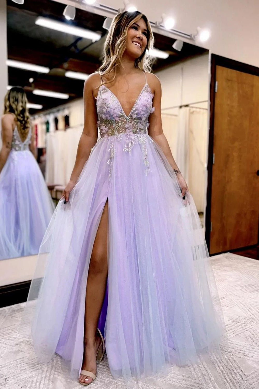 Vestido de fiesta largo lila con tirantes finos y abertura delantera
