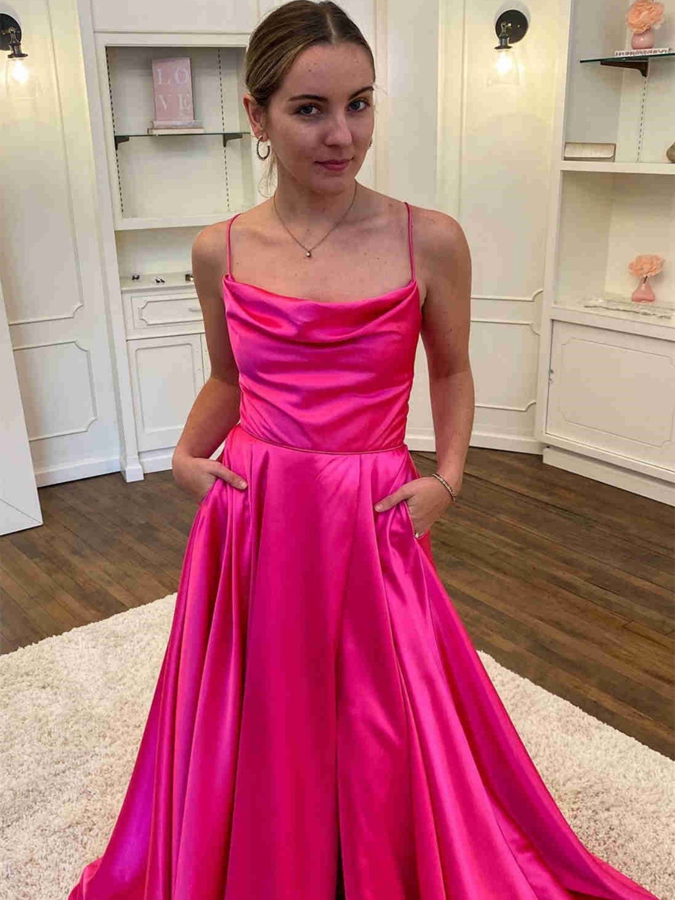 Vestido de fiesta de satén con escote vuelto y abertura en forma de A