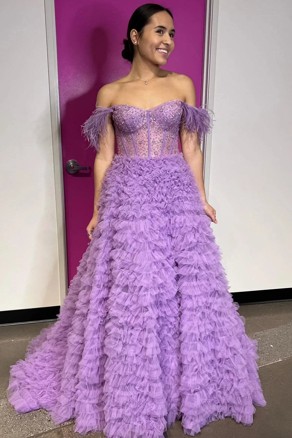 Langes, lilafarbenes Prinzessinnen-Abendkleid in A-Linie mit Federn und schulterfreiem Ausschnitt