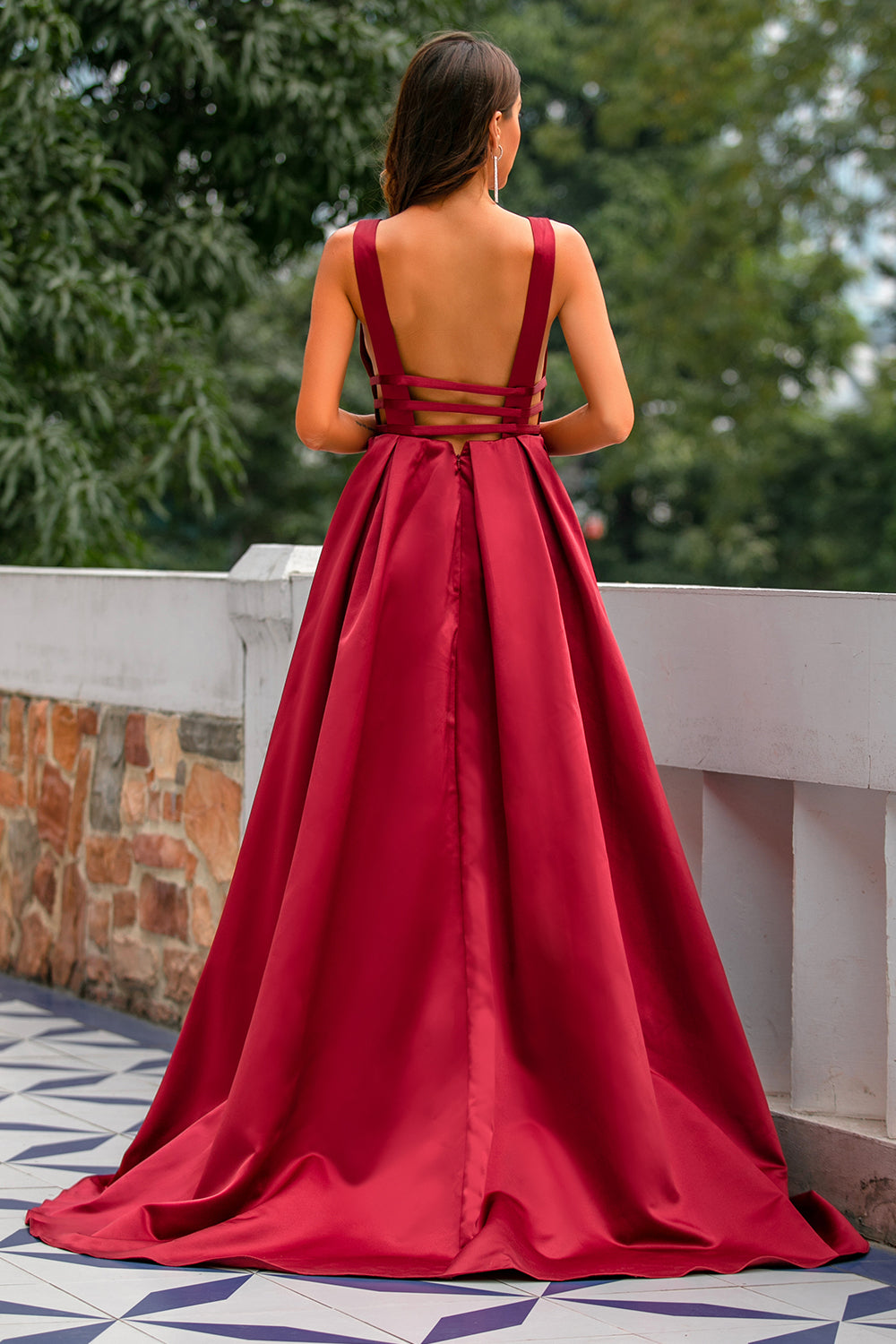 A-Linien-Abendkleid aus burgunderrotem Satin mit tiefem V-Ausschnitt