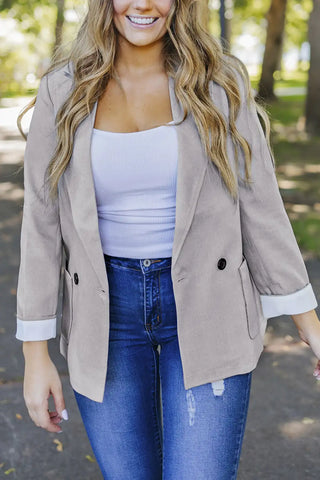elegante blazer gris con cuello de solapa 