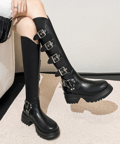 Stilvolle schwarze Stiefel mit Gürtelschnalle und klobigem Absatz 