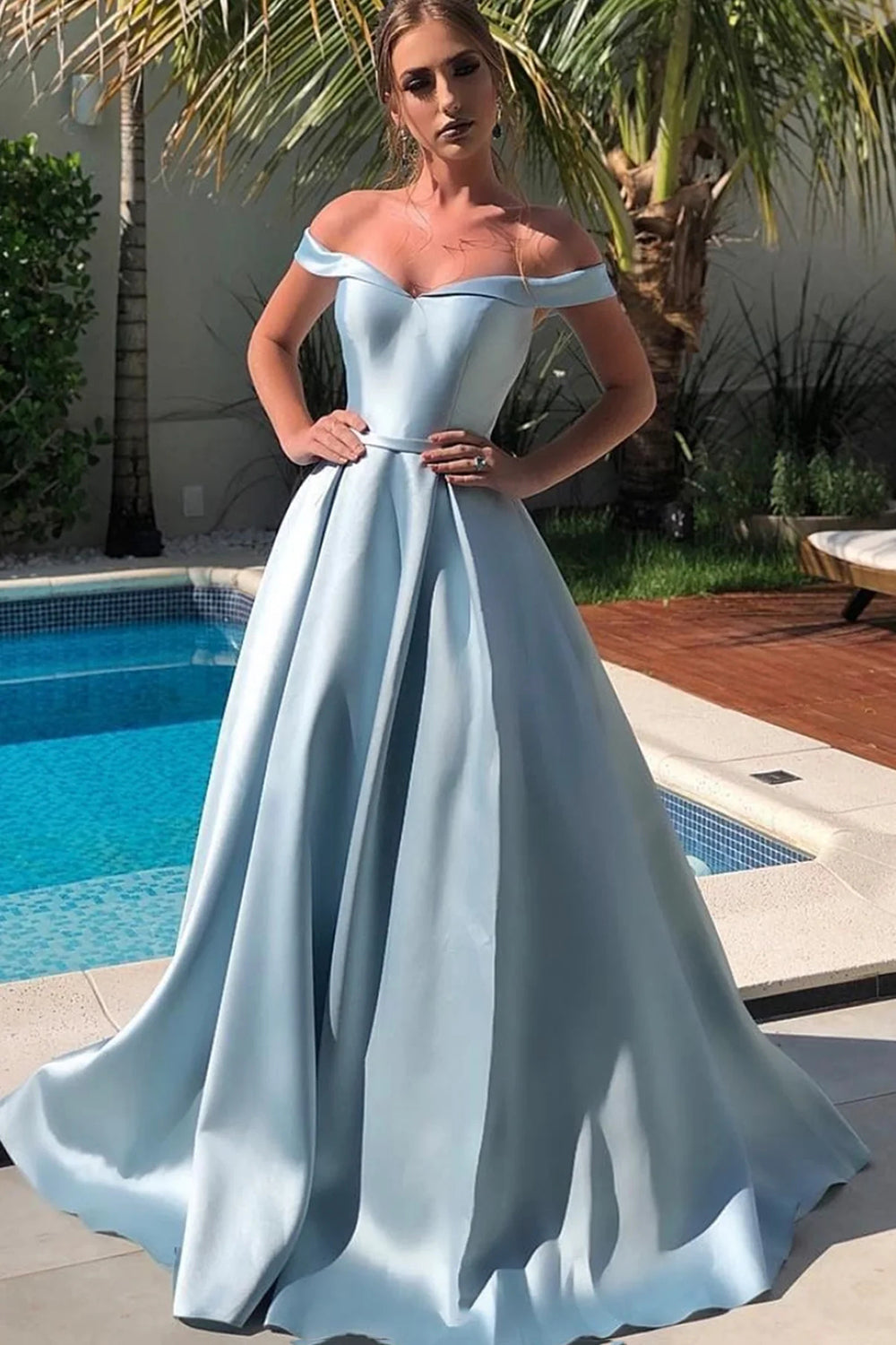 Vestido de fiesta largo azul con hombros descubiertos y corte A