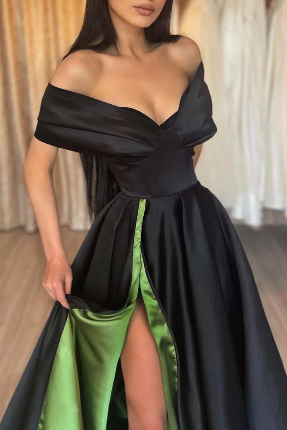 Vestido de fiesta largo en verde y negro con hombros descubiertos y abertura delantera
