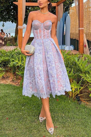 Olivia – Trägerloses Midikleid aus Spitze mit Blumenstickerei 