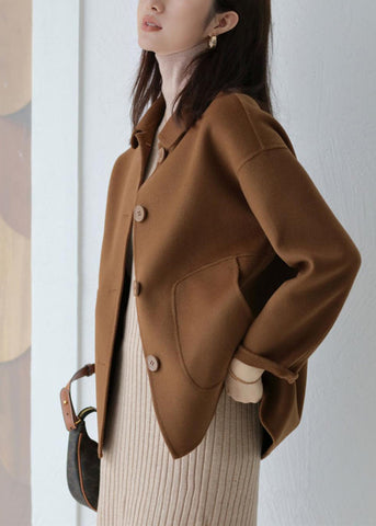 Abrigo de lana con botones y cuello Peter Pan en color café moderno para otoño 