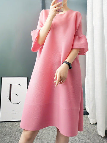 Elegante selección de vestidos midi de cuello redondo, color liso, plisados, con mangas acampanadas y corte A 