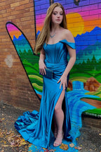 Vestido de fiesta largo verde de sirena con hombros descubiertos y abertura frontal