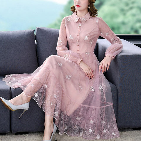 Lockeres Boho-Midikleid aus Netzstoff mit Blumenstickerei 