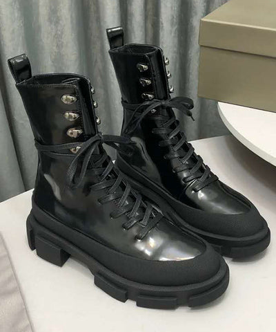 Stilvolle klobige Stiefel mit gekreuzten Riemen und Nietenspleißung in Rose 