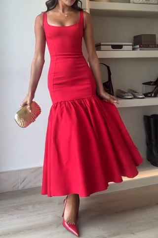 Vestido midi de cintura baja con tirantes anchos y escote cuadrado de silueta elegante 