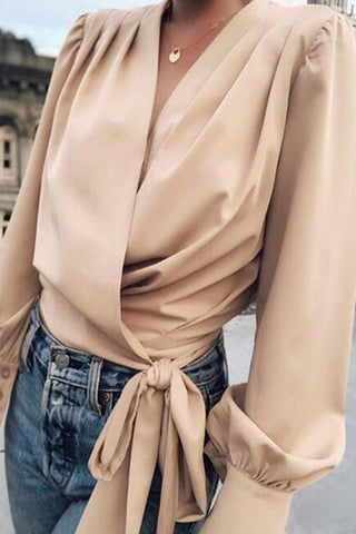 Elegantes, bedrucktes Frenulum-Oberteil in Volltonfarbe mit V-Ausschnitt 