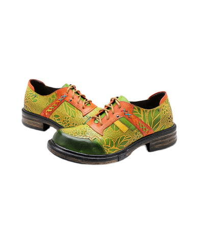 Einzelner Schuh im Retro-Farbblock-Stil mit Schnürung und Prägung im Ethno-Stil 