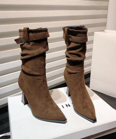 Khakifarbene Stiefel aus Wildleder mit knöchelhoher Sohle und spitzer Zehenpartie 