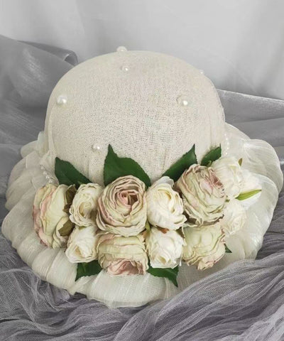 Elegante sombrero de pescador francés con encaje morado y flores