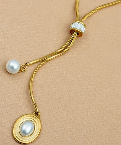 Collar único con colgante asimétrico de borla de perla de acero inoxidable dorado 