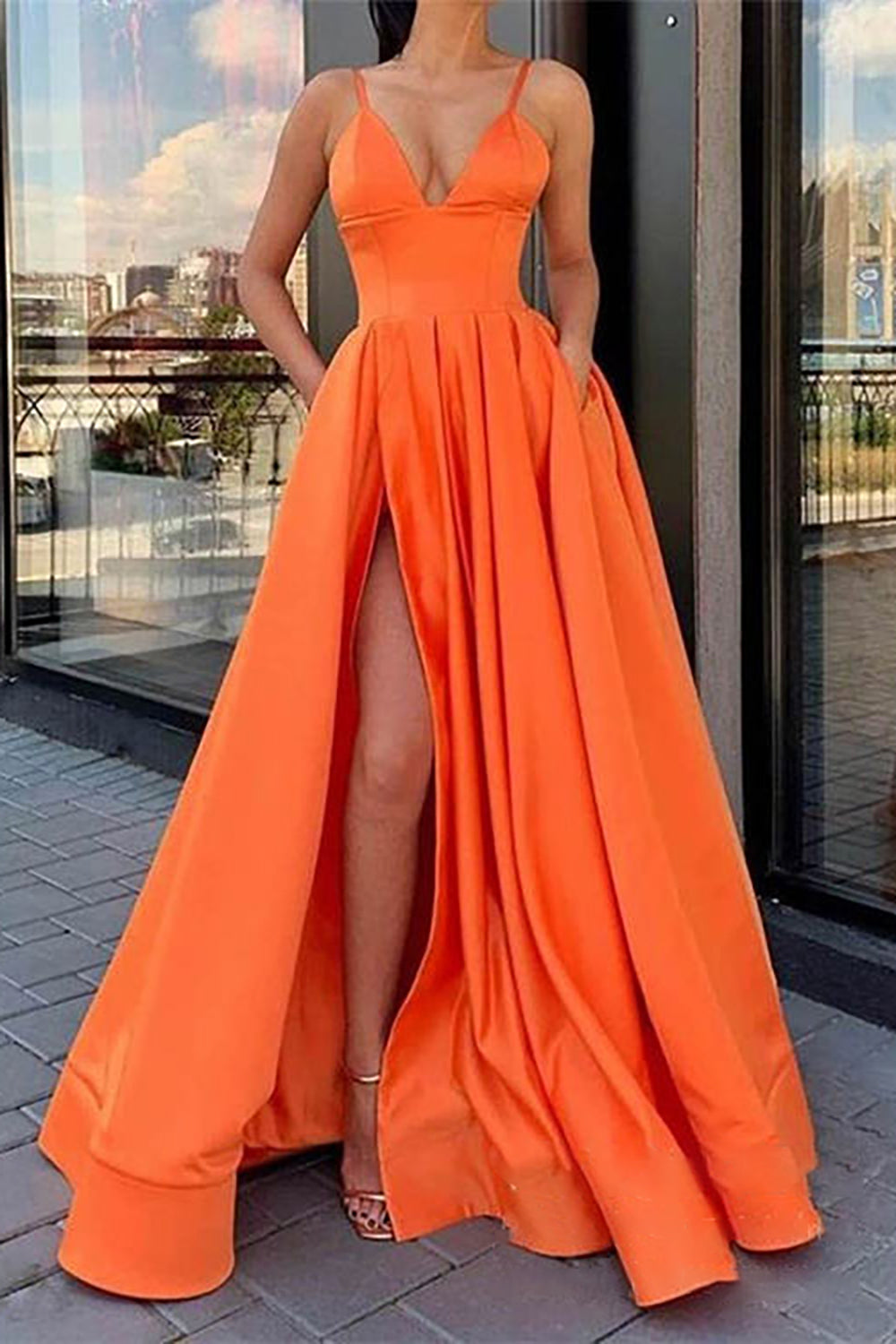 Schwarzes, langes A-Linien-Abendkleid mit Spaghettiträgern und Schleier