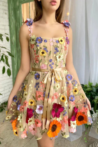Minivestido de fiesta con apliques florales bordados como un hada 