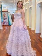 Langes, gestuftes Tüll-Abendkleid mit A-Linien-Ausschnitt und Rüschen
