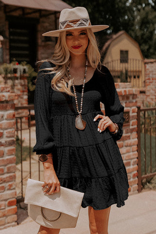 Vestido mini negro con mangas de obispo y fruncido en capas 