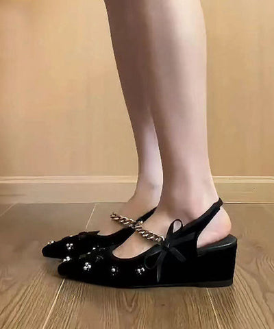 Sandalias de tacón alto con cuña y punta puntiaguda de boutique con cadena y lazo negro 