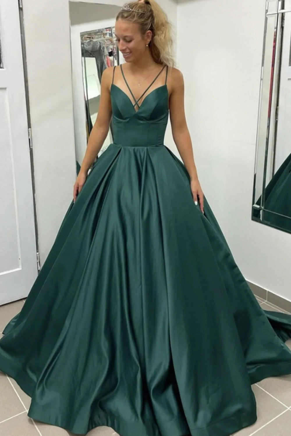 Dunkelgrünes A-Linien-Abendkleid mit Spaghettiträgern und Schleppe