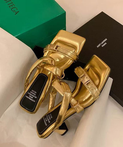 Sandalias elegantes de piel de vaca dorada con tacón alto y diseño entretejido 