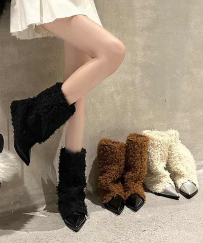 Botas de tacón con empalme de piel afelpada beige y punta puntiaguda 