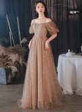 A-Linien-Abendkleid aus champagnerfarbenem Tüll mit schulterfreiem Schnitt, elegant und perfekt für festliche Anlässe.