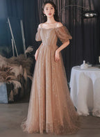 A-Linien-Abendkleid aus champagnerfarbenem Tüll mit schulterfreiem Schnitt, elegant und perfekt für festliche Anlässe.