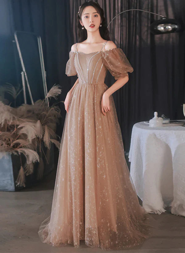 A-Linien-Abendkleid aus champagnerfarbenem Tüll mit schulterfreiem Schnitt, elegant und perfekt für festliche Anlässe.